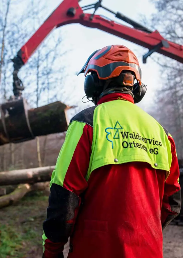 Forstarbeiter vom Waldservice Ortenau bei der klimafreundlichen Forstarbeit