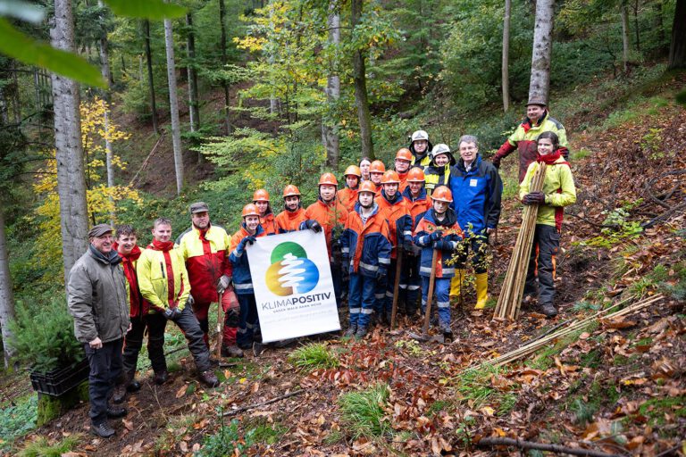 Jugendfeuerwehr unterstützt Klimapositive Waldwirtschaft durch Pflanzaktion